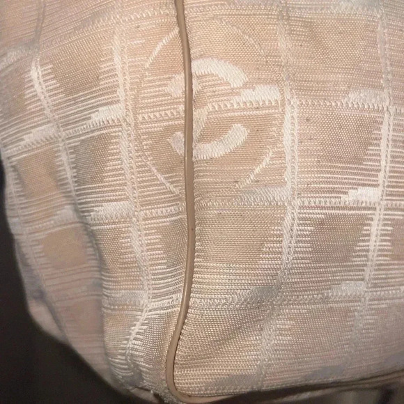 CHANEL
MEDIUM Travel Ligne Tote - Picture 14 of 16